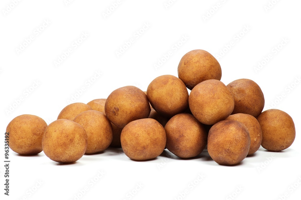 Lübecker Marzipankartoffeln isoliert auf weißem Hintergrund Lübecker Marzipankartoffeln isoliert auf weißem Hintergrund