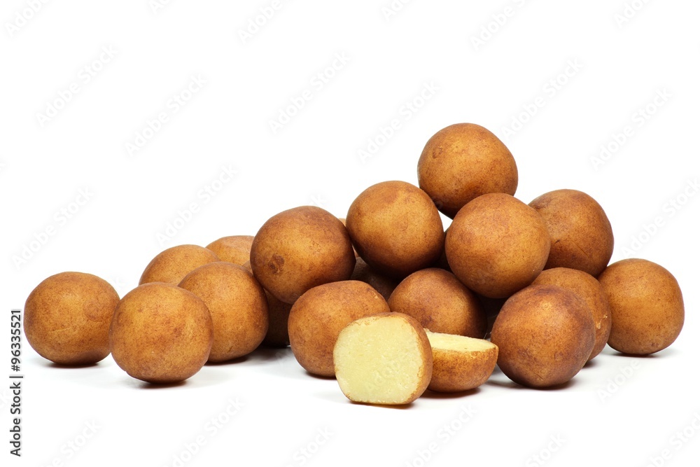 Lübecker Marzipankartoffeln isoliert auf weißem Hintergrund Lübecker Marzipankartoffeln isoliert auf weißem Hintergrund