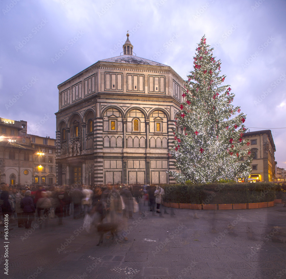 Italia,Toscana,Firenze,il Battistero e albero di Natale.