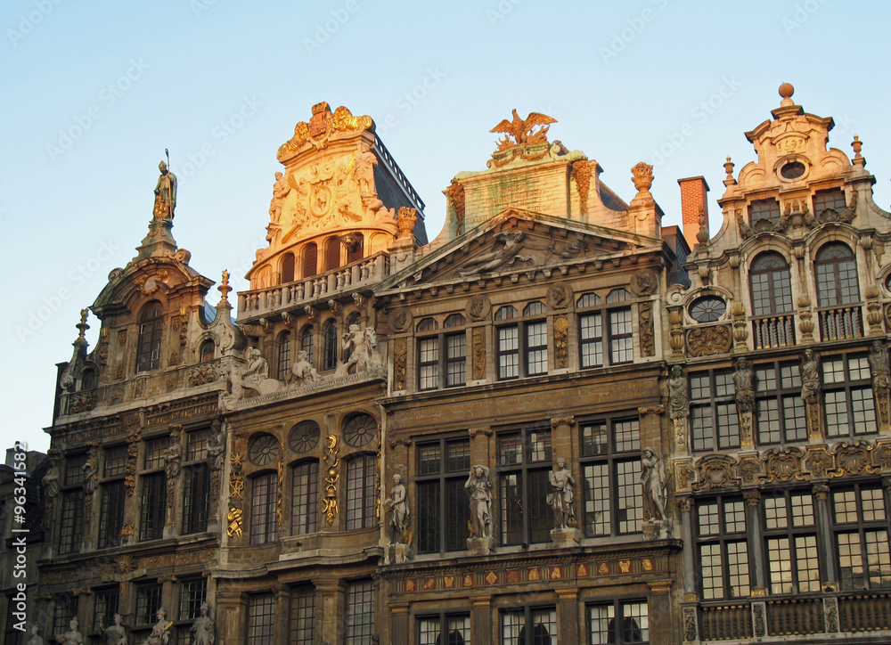 Bruxelles, les façades de la Grand-Place au petit jour, Belgique