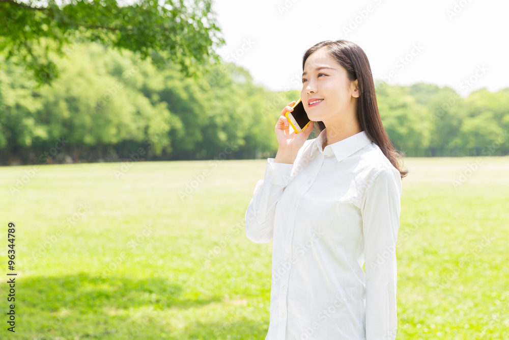 電話をする女性 電話をする女性