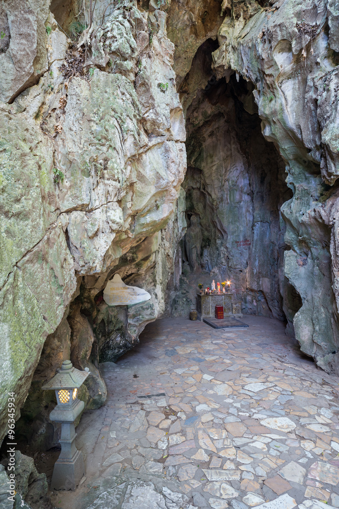 Hoa Nghiem Cave with altar, Marble mountains,  Vietnam
