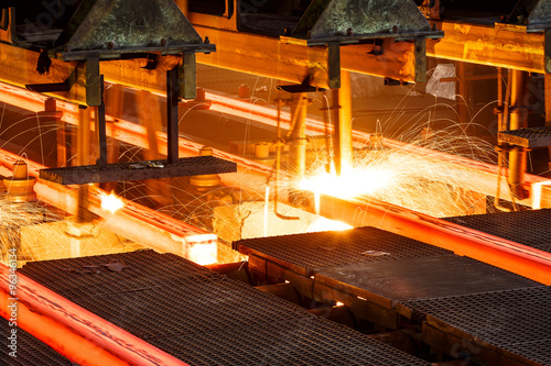 Canvas-taulu hot steel on conveyor in steel mill