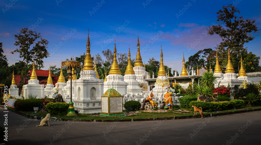 Obraz premium Beautiful thai temple, Wat Je Di Sao Lang, Lampang, Thailand
