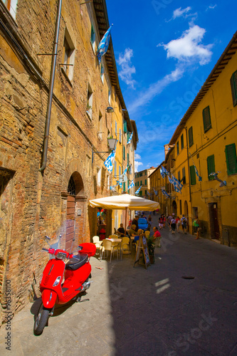 Scooter dans une rue de Sienne  Toscane 