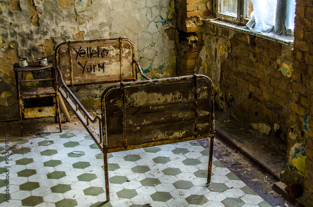 Verlassenes altes Bett in rustikaler Umgebung Stock-bilde | Adobe Stock