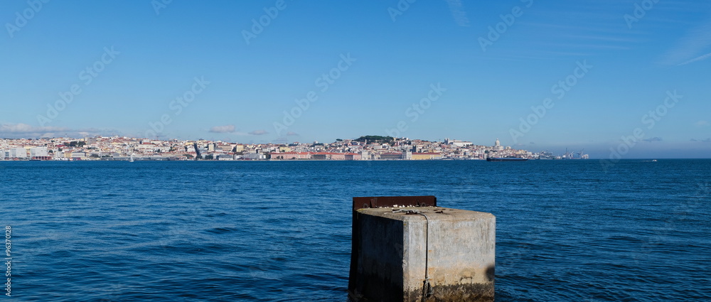 Fototapeta premium Lisbonne vue de Cacilhas