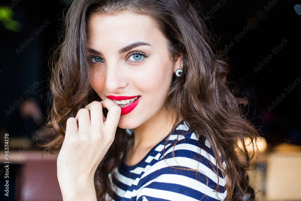 Fototapeta premium Zamyka w górę portreta piękna uśmiechnięta młoda kobieta