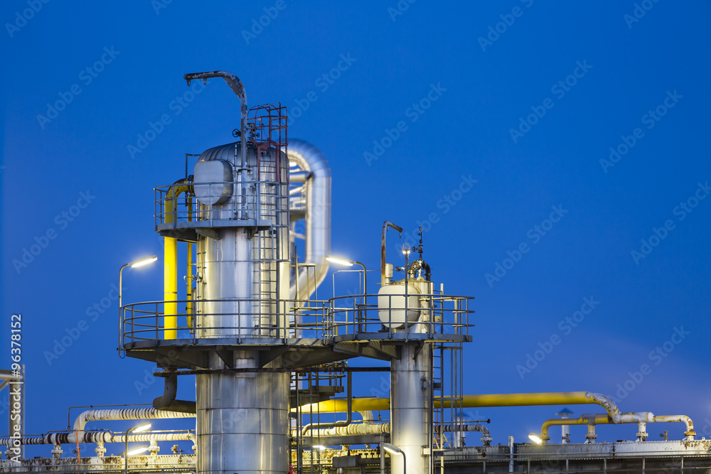 Obraz premium Distillation Tower At Night