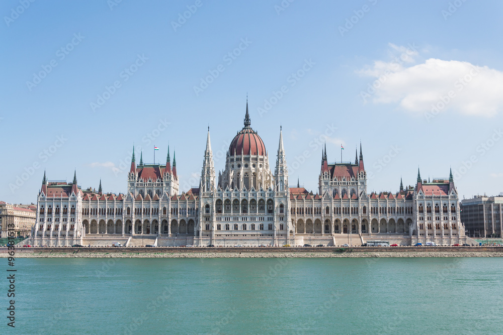 Parlement de Budapest vue depuis l'autre rive du Danube en plan serré Parlement de Budapest vue depuis l'autre rive du Danube en plan serré