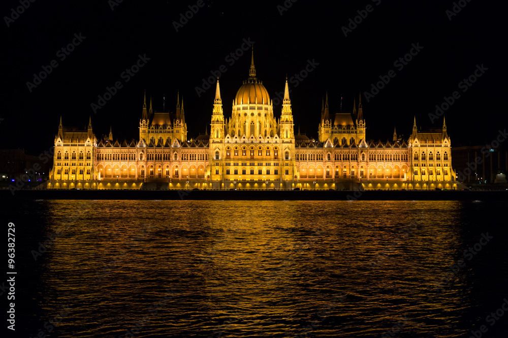 Fototapeta premium Parlement de Budapest vue du Danube de nuit