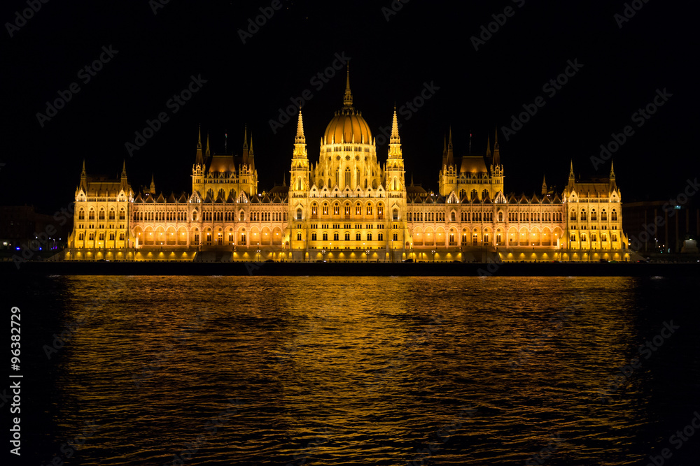 Parlement de Budapest vue du Danube de nuit