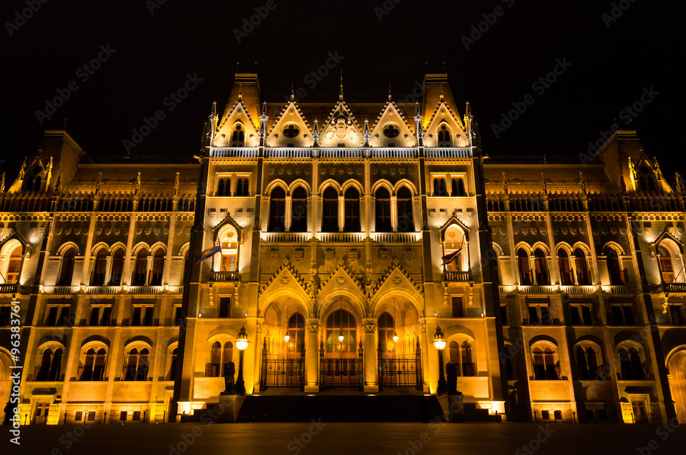 Parlement de Budapest vue de nuit, coté principal