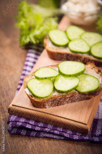 bread with cucumber