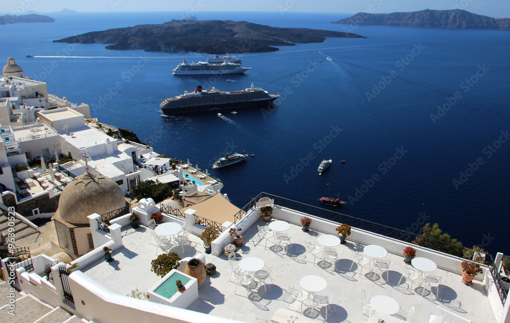 Naklejka premium restaurant in Santorini, overlooking the sea
