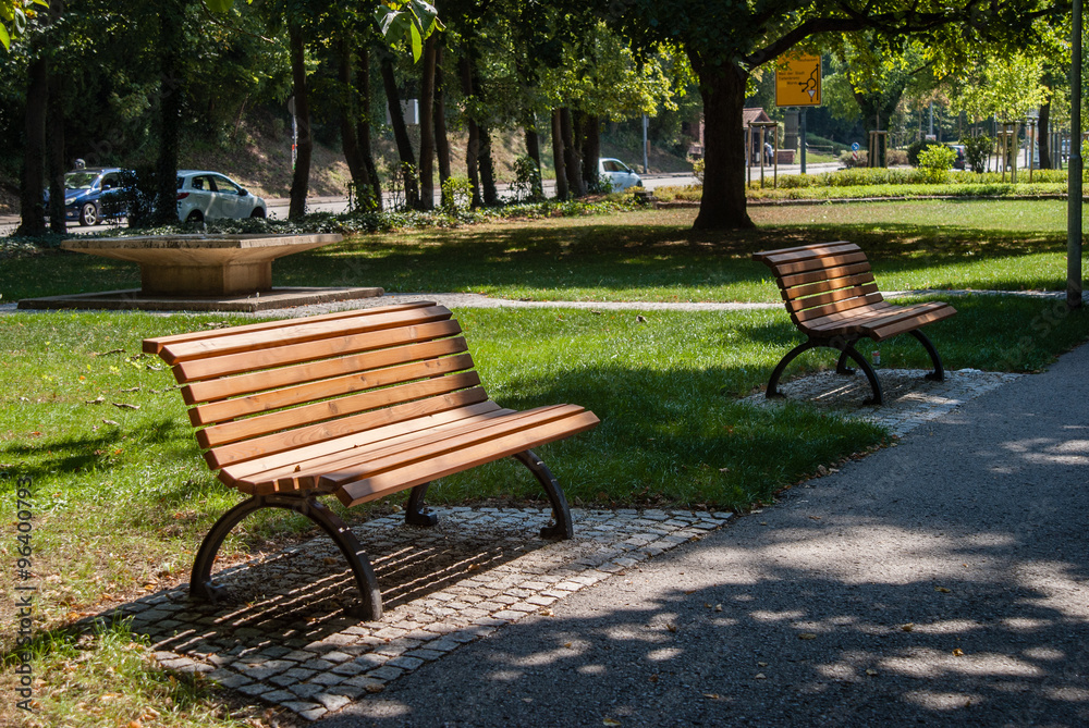 Platz an der Sonne - Sitzbänke in einem Park Platz an der Sonne - Sitzbänke in einem Park