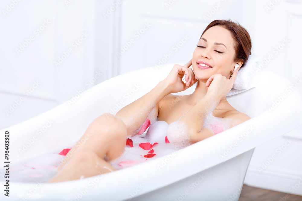 Naklejka premium Charming girl taking a bath 