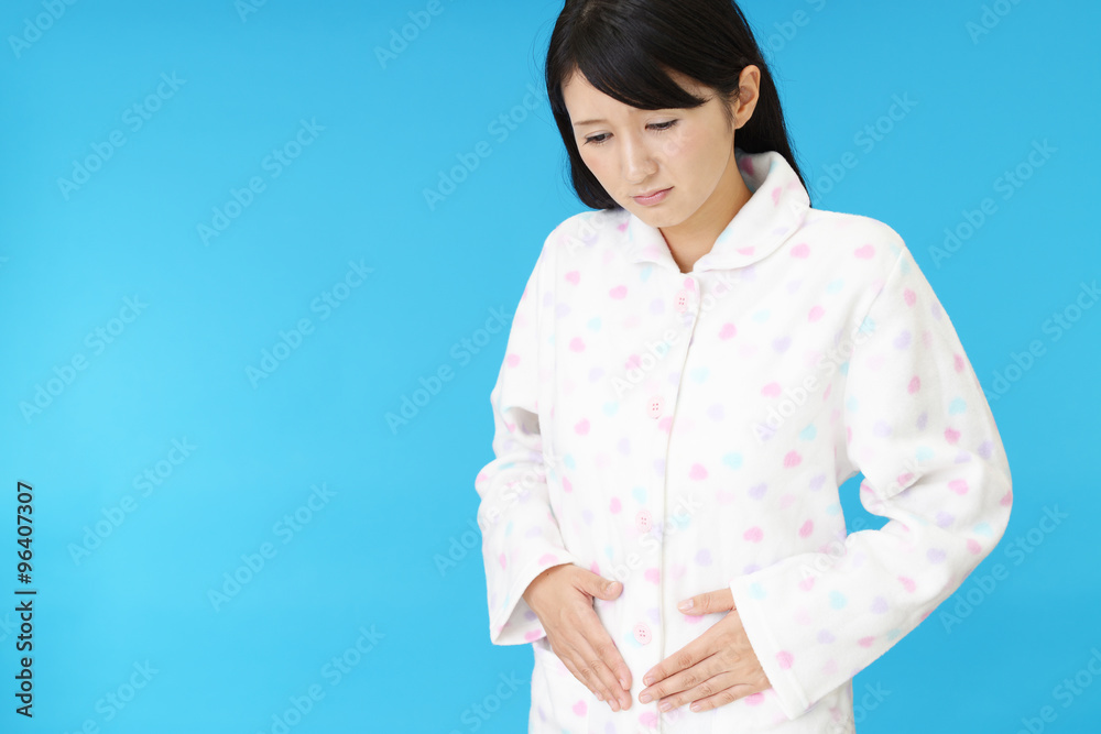 腹痛を訴える女性 腹痛を訴える女性
