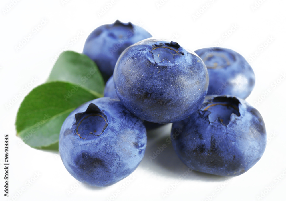 Obraz premium Fresh blueberries isolated on white