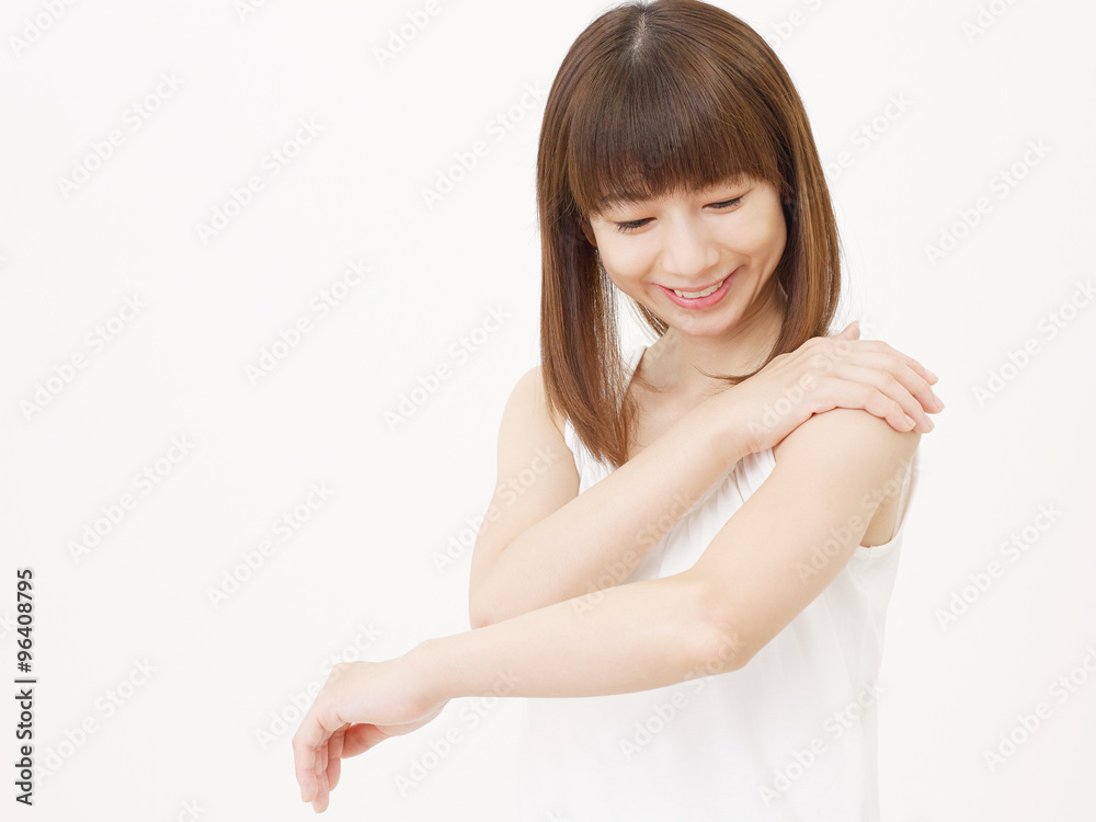 乳液を塗る女性