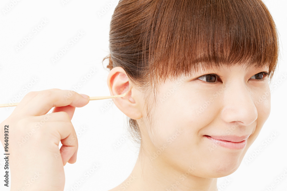 耳掻きする女性