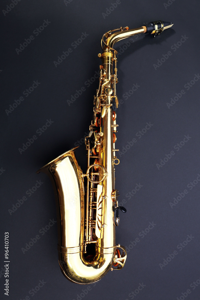 Naklejka premium Beautiful golden saxophone on black background
