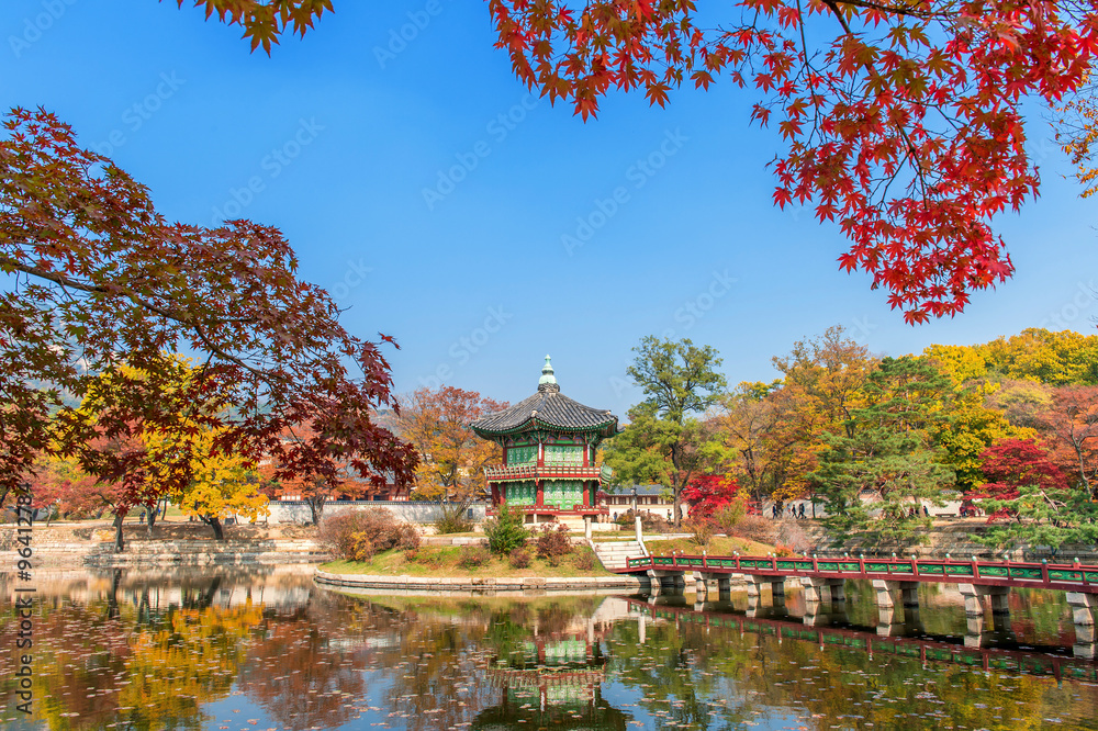 Obraz premium Pałac Gyeongbokgung jesienią, Korea Południowa.