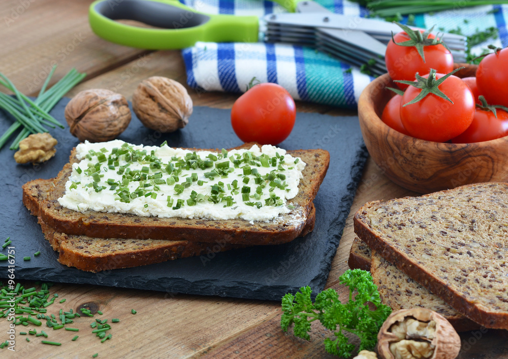 Frischkäse mit Schnittlauch auf Eiweissbrot - Körnerbrot und Schiefer ...