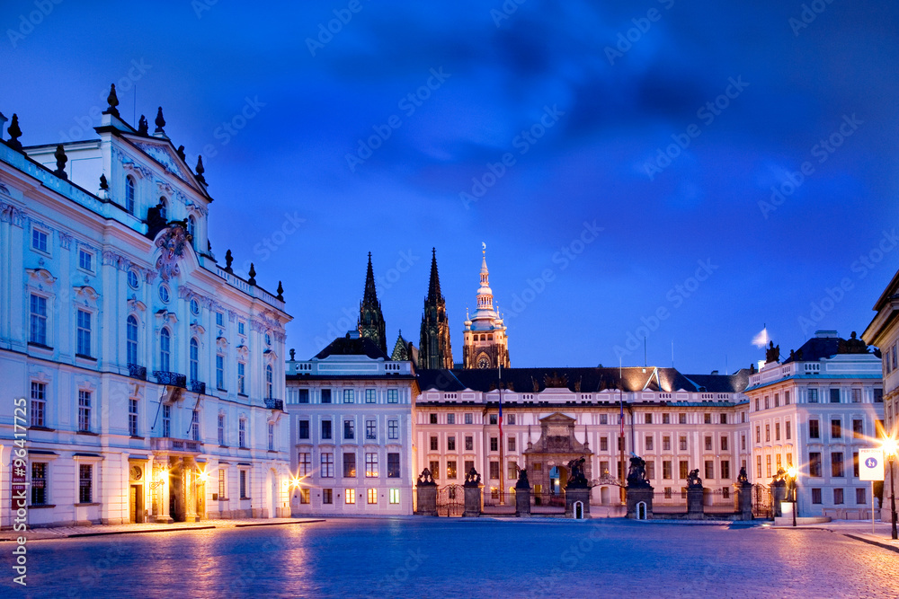 Fototapeta Plac Hradcanske, Pałac Arcybiskupi, Zamek Praski z Katedra św Wita, Praga (UNESCO), Republika Czeska, Europa