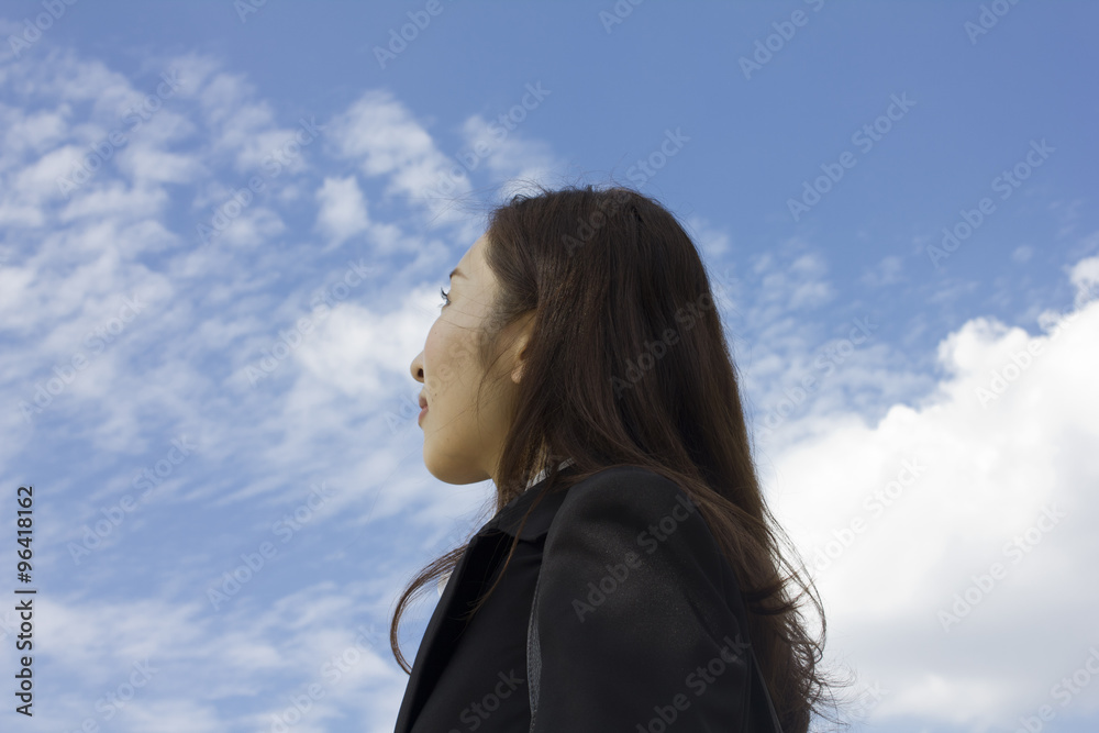 空を見るビジネスウーマン