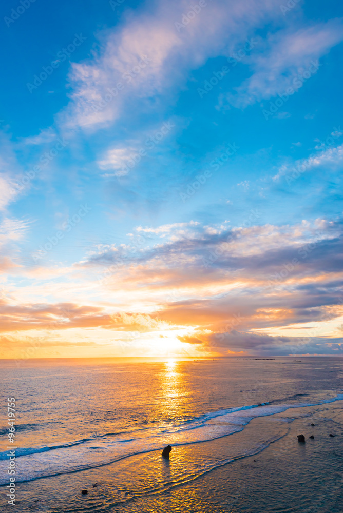 Obraz premium Wschód słońca, morze, pejzaż morski. Okinawa, Japonia.