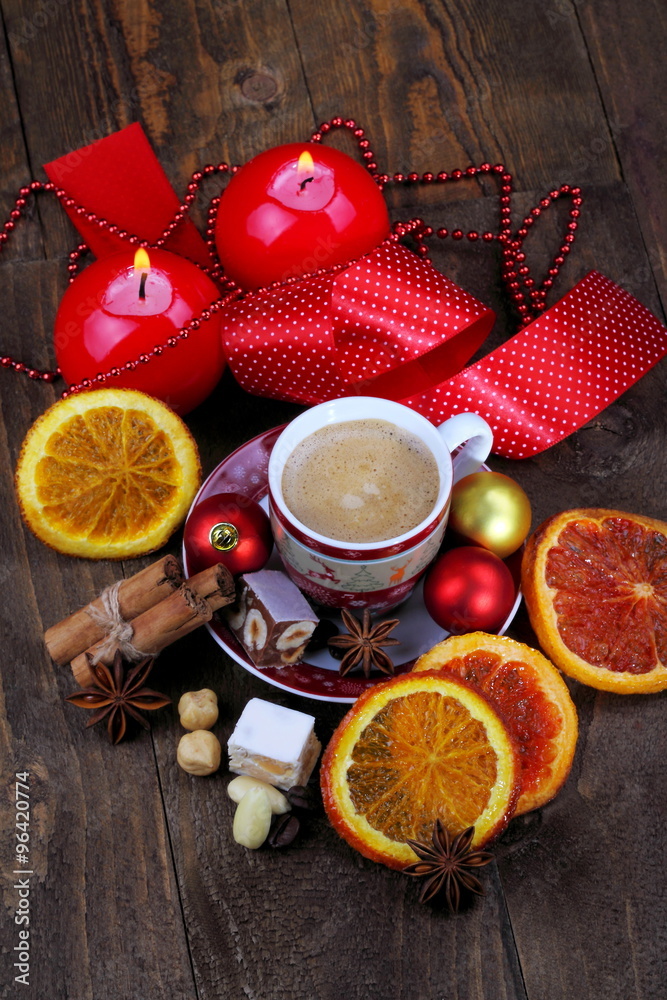 Tazzina di caffè espresso , torroncino e addobbi di Natale Tazzina di caffè espresso , torroncino e addobbi di Natale