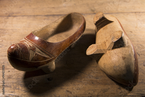 Antiguos zuecos de madera / Old wooden clogs