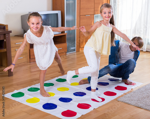 Valokuva Children playing twister at home.
