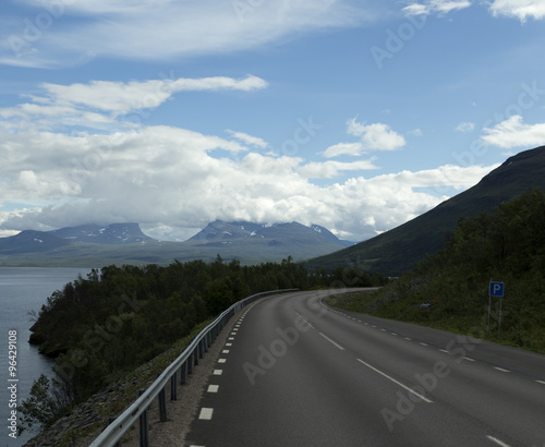 The long and winding road to Lapporten in the summer