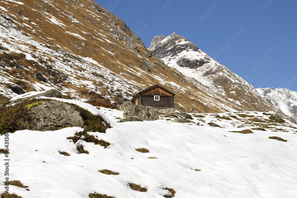 Hütte im Hochgebirge mit Schnee