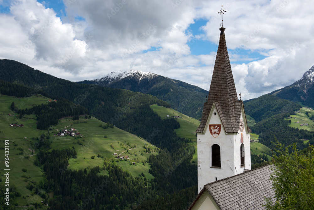 Kirchturm von Enneberg mit Almwiesen, Südtirol, Italien