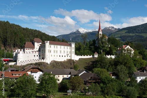 Das Schloss Ehrenburg befindet sich in der gleichnamigen Ortscha photo