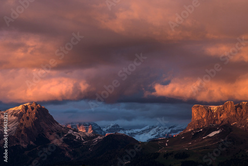 Alpenglühen Seiser Alm mit Blick auf Langkofel und Plattkofelmassiv, am Abend, Südtirol, Italien