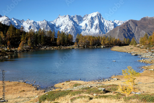 Photos autumn landscape near Mont Blanc massif at lake Arpy, Italy