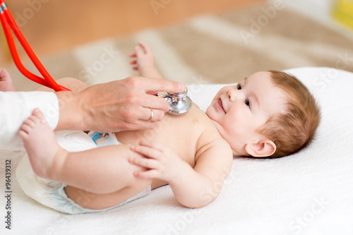 Obraz na plátně Pediatrician examines three months baby boy