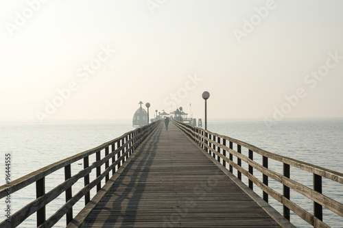 Auf der Seebr  cke vom Ostseebad Gr  mitz  Deutschland