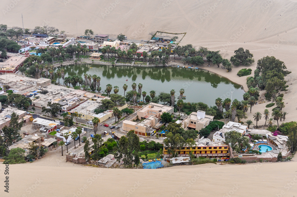 Obraz premium Oasis in the Huacachina desert, Peru