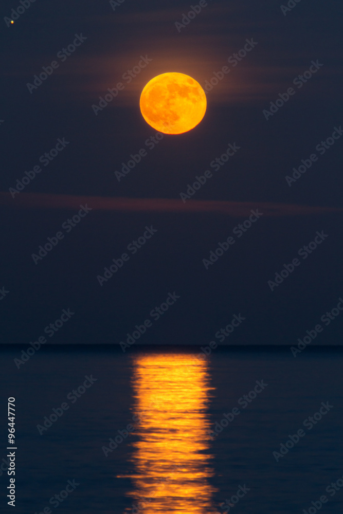 Moonrise over Lake Michigan - obrazy, fototapety, plakaty 