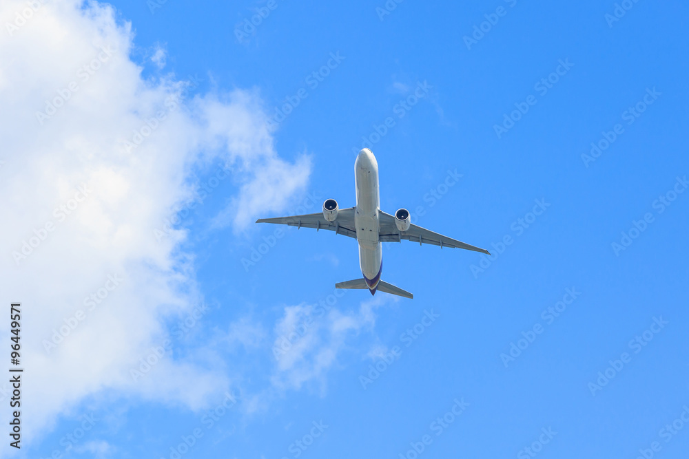 Obraz premium Plane prepare landing on blue sky