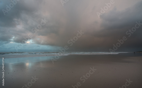 Fotografie Donkere onweersbuien boven het strand