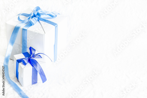 Świąteczne prezenty na białej teksturze