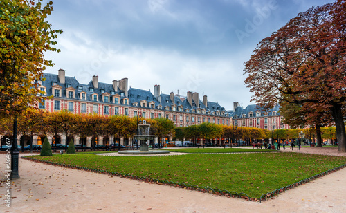 Fototapeta Naklejka Na Ścianę i Meble -  Magnifique place des Vosges, Paris