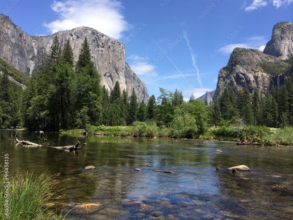Fototapeta premium Merced River im Yosemite National Park, Kalifornien, USA