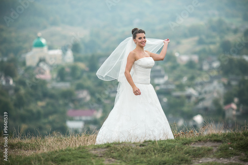Photography beautiful young bride poses for the camera